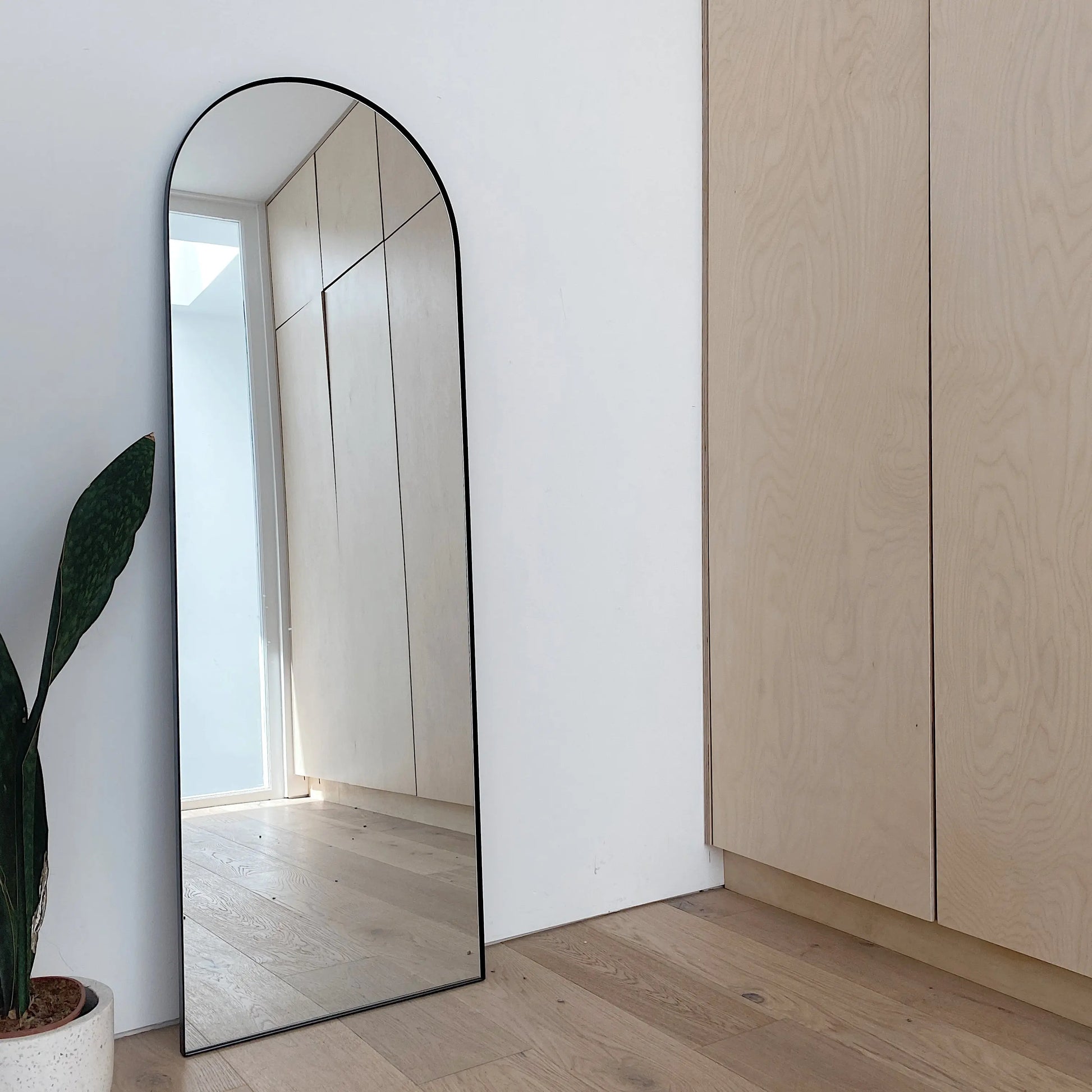 Theo Arched Full-Length Mirror with Premium Metal Frame - Industrial Design 160 x 50 cm Spiegel Weltt